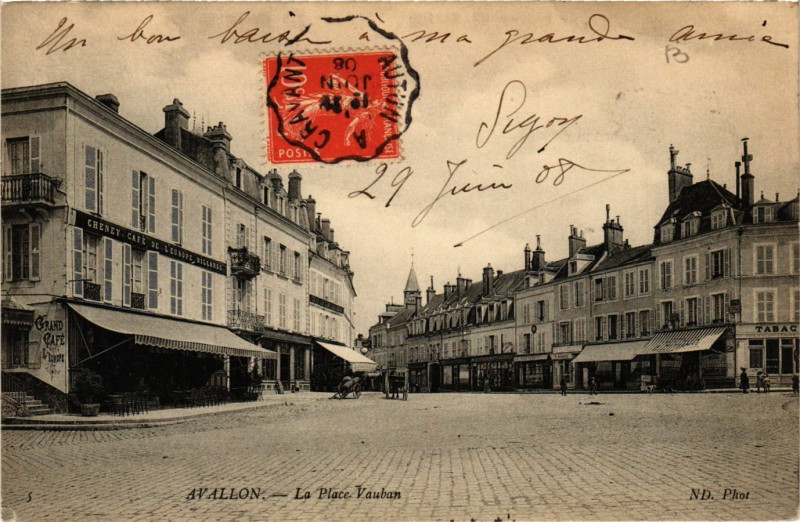Carte postale ancienne Avallon - La Place Vauban à Avallon