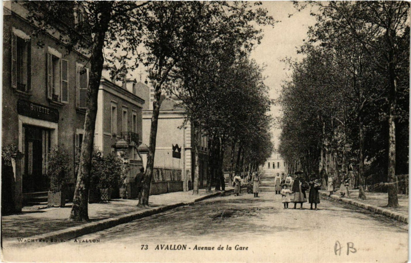 Carte postale ancienne Avallon - Avenue de la Gare à Avallon