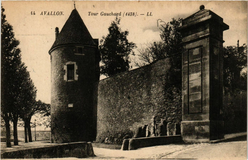 Carte postale ancienne Avallon - Tour Gauchard (1438) à Avallon