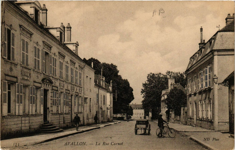 Carte postale ancienne Avallon - La Rue Carnot à Avallon
