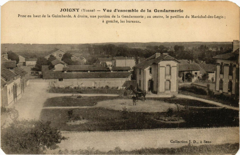 Carte postale ancienne Joigny - Vue d'ensemble de la Gendarmerie à Joigny