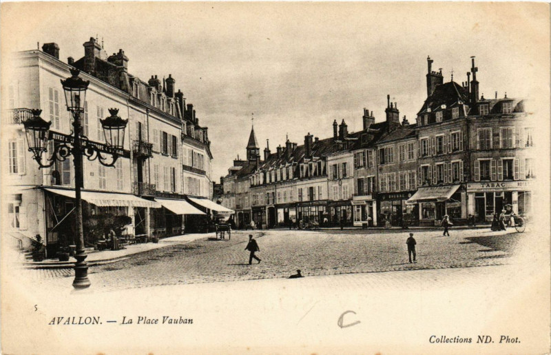 Carte postale ancienne Avallon - La Place Vauban à Avallon