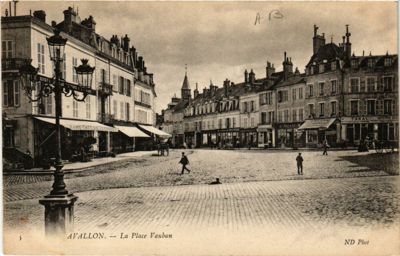 Carte postale ancienne Avallon - La Place Vauban à Avallon