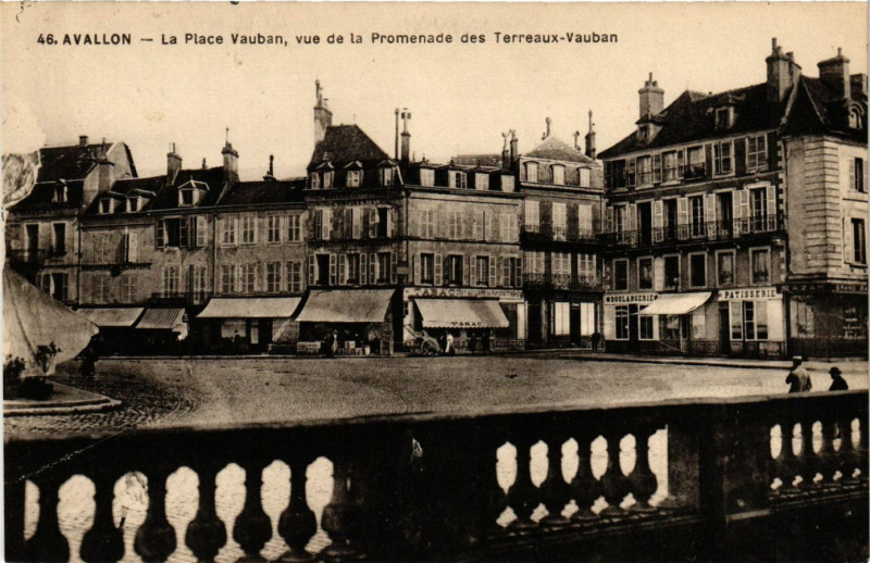Carte postale ancienne Avallon - La Place Vauban vue de la Promenade des Terreaux-Vauban à Avallon