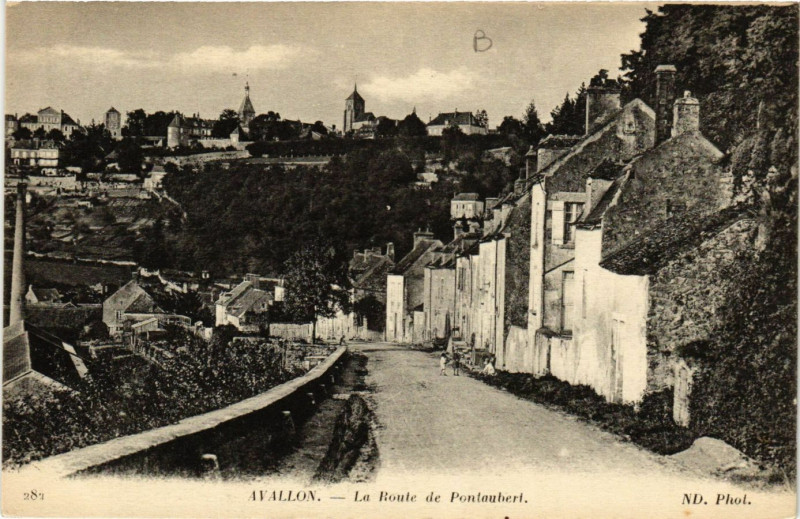 Carte postale ancienne Avallon - La Route de Pontaubert à Avallon