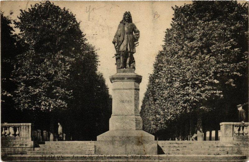 Carte postale ancienne Avallon - La Statue de Vauban à Avallon