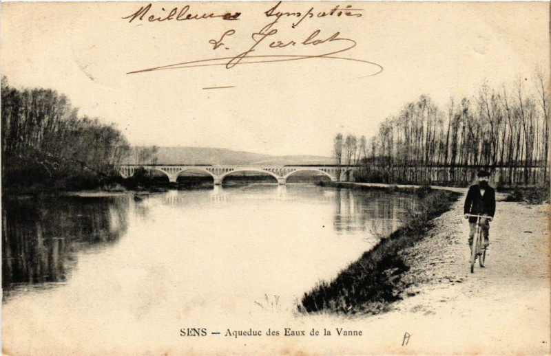 Carte postale ancienne Sens - Aqueduc des Eaux de la Vanne à Sens