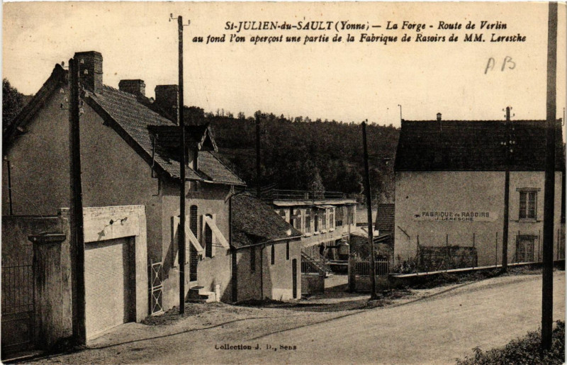 Carte postale ancienne Saint-Julien-du-Sault - La Forge - Route de Verlin au fond .. à Saint-Julien-du-Sault