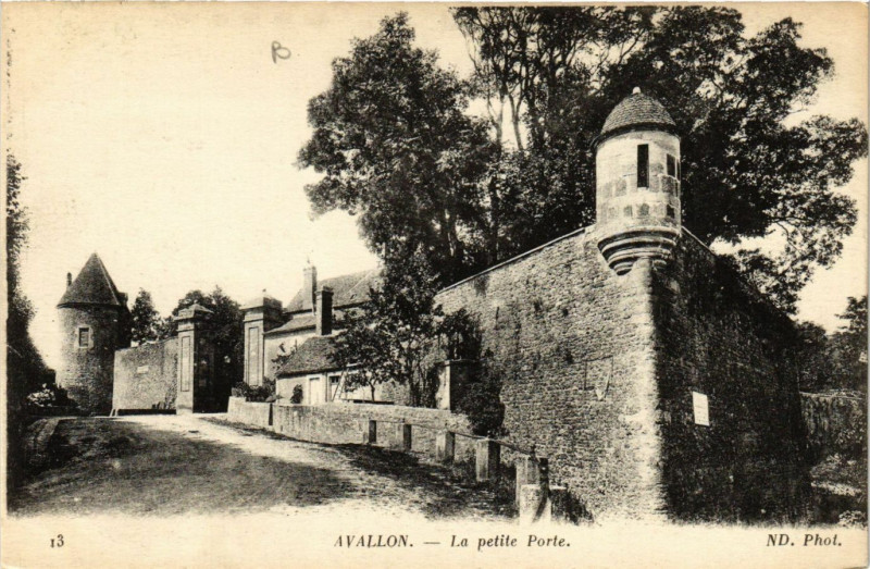 Carte postale ancienne Avallon - La petite Porte à Avallon