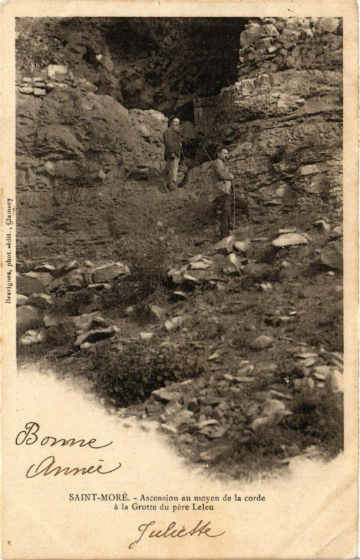 Carte postale ancienne Saint-More - Ascension au Moyen de la Corde a la Grotte du Pere .. à Saint-Moré