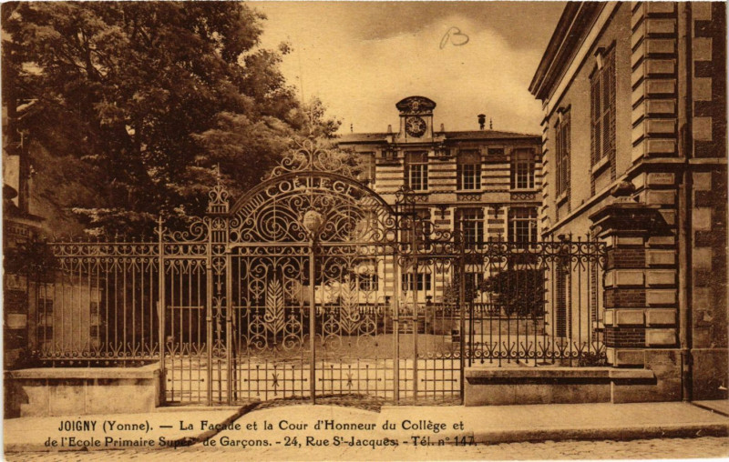 Carte postale ancienne Joigny - La Facade et le Cour d'Honneur du College et .. à Joigny