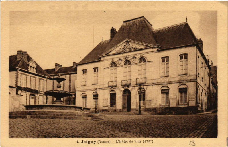 Carte postale ancienne Joigny - L'Hotel de Ville (1727) à Joigny