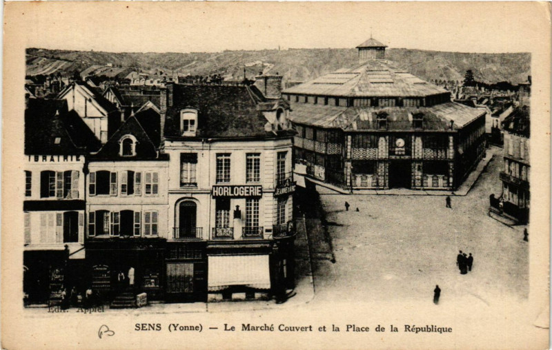 Carte postale ancienne Sens - Le Marché Couvert et la Place de la République à Sens
