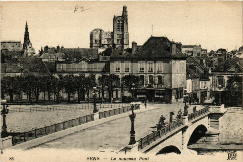 Carte postale ancienne Sens - Le nouveau Pont à Sens