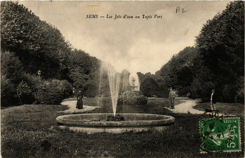 Carte postale ancienne Sens - Les Jets d'Eau Tapis Vert à Sens