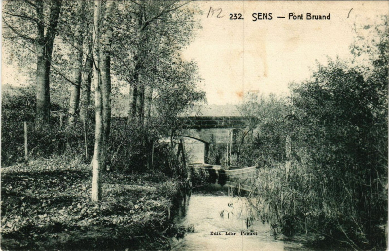 Carte postale ancienne Sens - Pont Bruand à Sens