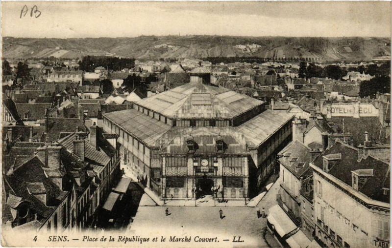 Carte postale ancienne Sens - Place de la République et le Marché Couvert à Sens