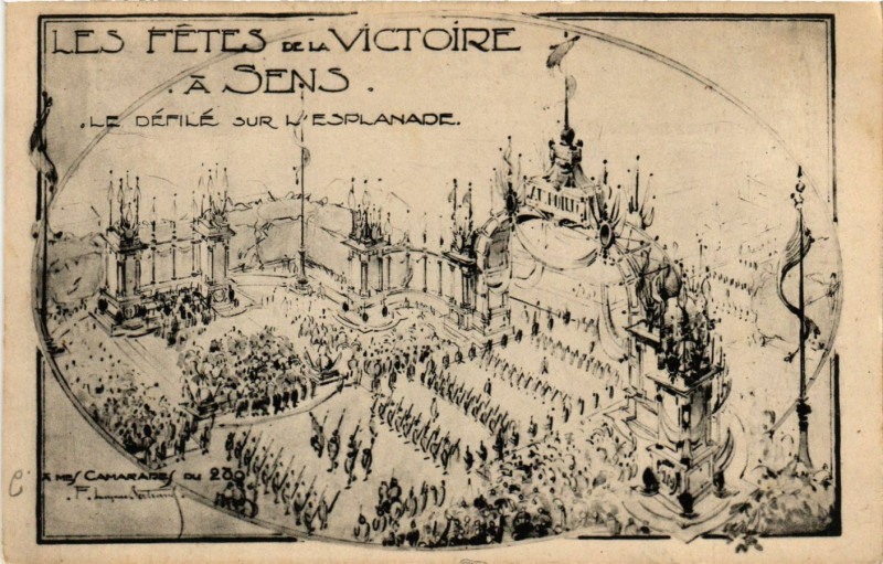 Carte postale ancienne Les Fetes de la Victoire a Sens - Le Défilé sur l'Esplanade à Sens