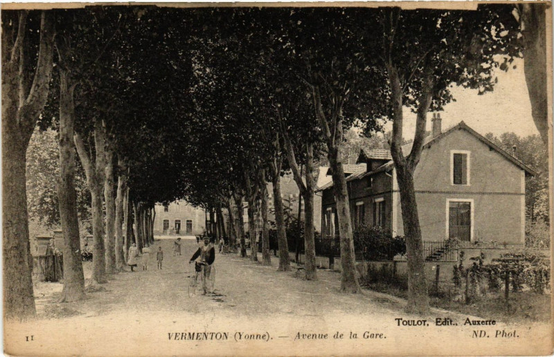 Carte postale ancienne Vermenton - Avenue de la Gare à Vermenton