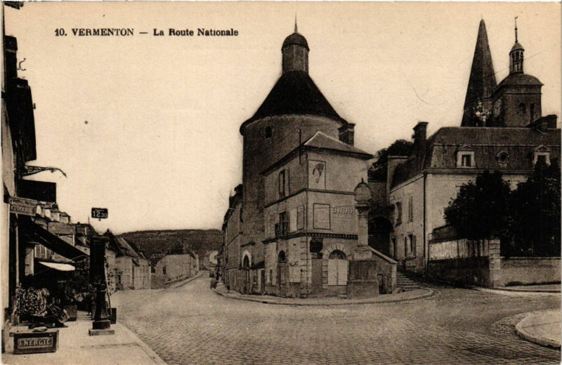 Carte postale ancienne Vermenton - La Route Nationale à Vermenton