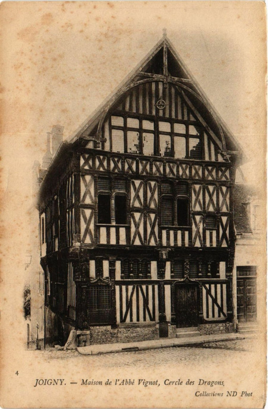 Carte postale ancienne Joigny - Maison de l'Abbé Vignot Cercle des Dragons à Joigny