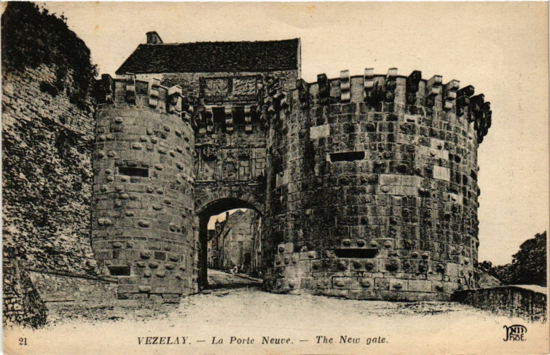 Carte postale ancienne Vezelay - La Porte Neuve - The Ne gate à Vézelay