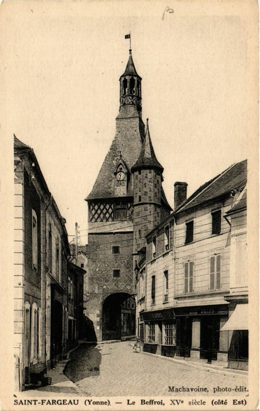 Carte postale ancienne Saint-Fargeau - Le Beffroi Xv siecle (coté Est) à Saint-Fargeau