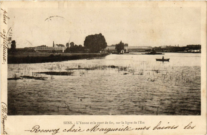 Carte postale ancienne Sens - l'Yonne et le pont de fer sur la ligne de l'Est à Sens