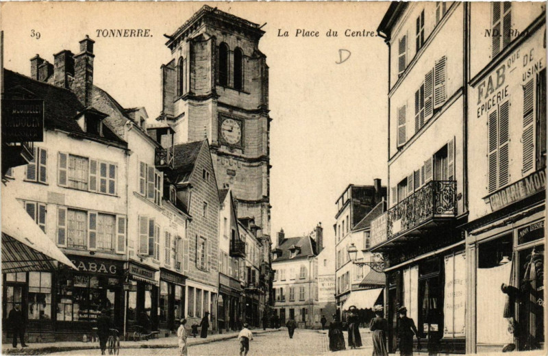 Carte postale ancienne Tonnerre - La Place du Centre à Tonnerre