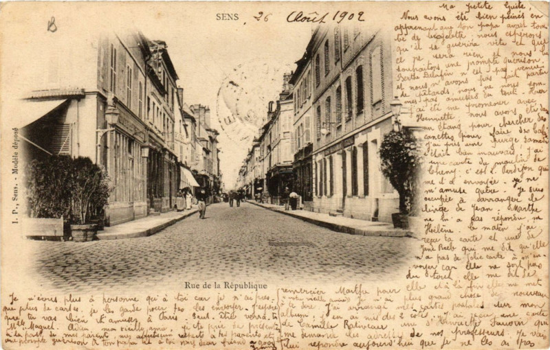 Carte postale ancienne Sens - Rue de la République à Sens