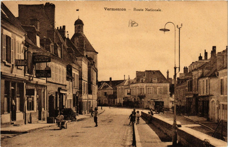 Carte postale ancienne Vermenton - Route Nationale à Vermenton