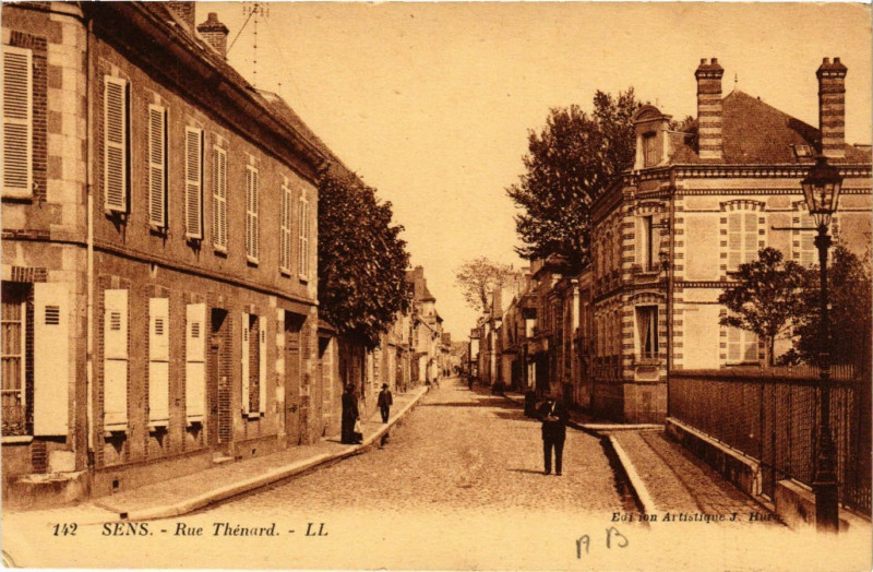 Carte postale ancienne Sens - Rue Thénard à Sens