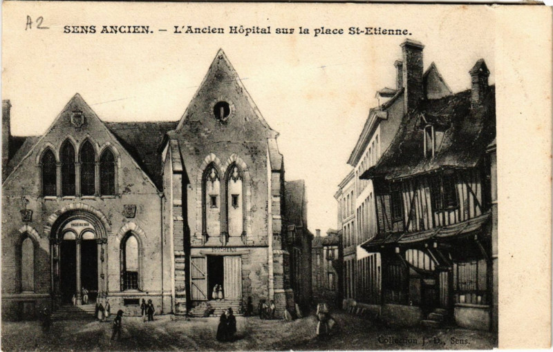 Carte postale ancienne Sens Ancien - L'Ancien Hopital sur la place Saint-Etienne à Sens