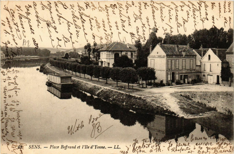 Carte postale ancienne Sens - Place Boffrand et l'Ile d'Yonne à Sens