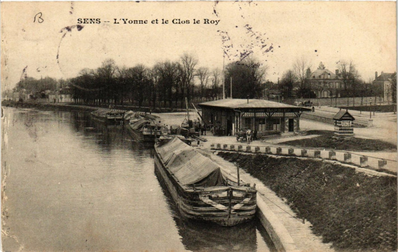 Carte postale ancienne Sens - l'Yonne et le Clos-le-Roi à Sens