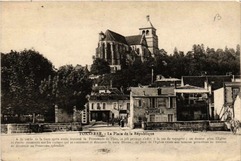 Carte postale ancienne Tonnerre - La Place de la République à Tonnerre