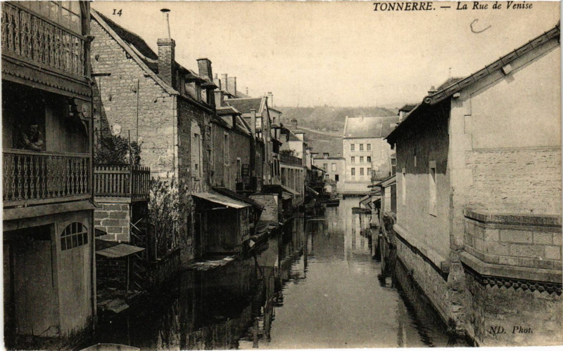 Carte postale ancienne Tonnerre - La Rue de Venice à Tonnerre