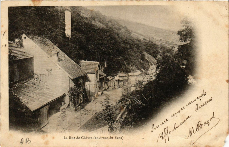Carte postale ancienne La Rue de Chevre (Env. de Sens) à Sens