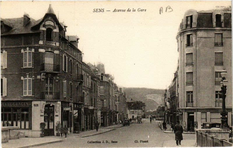 Carte postale ancienne Sens - Avenue de la Gare à Sens