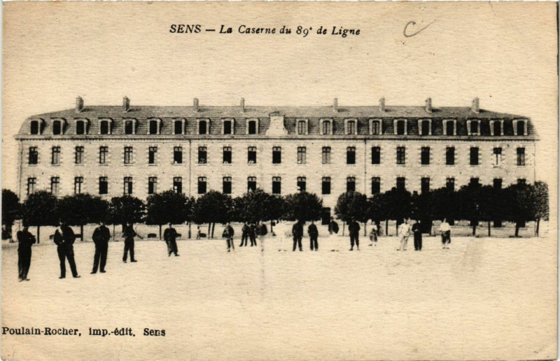 Carte postale ancienne Sens - La Caserne du 89* de Ligne à Sens