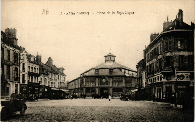 Carte postale ancienne Sens - Place de la Republique à Sens