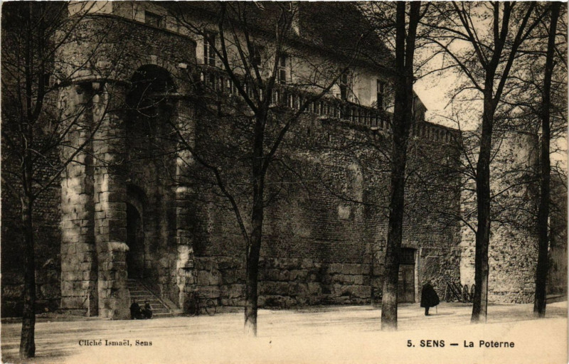 Carte postale ancienne Sens - La Poterne à Sens