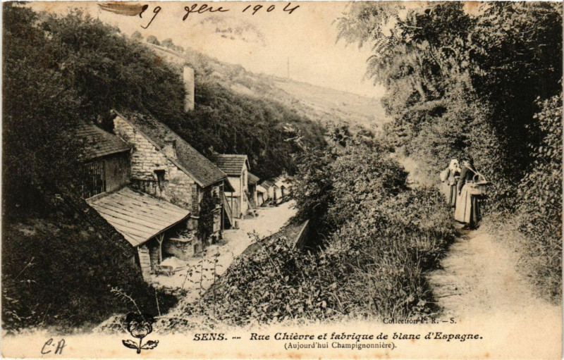 Carte postale ancienne Sens - Rue Chievre et fabrique de Blanc d'Espagne à Sens