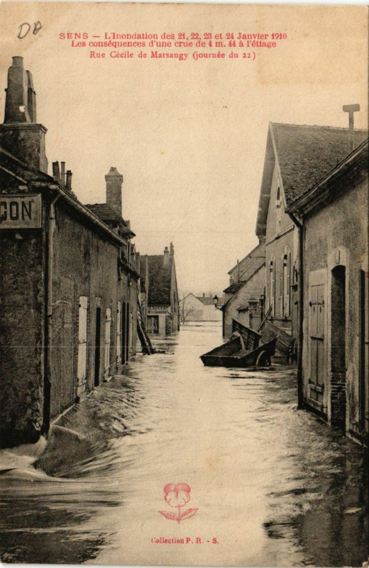 Carte postale ancienne Sens - L'Inondation des 21 22 23 et 24 Janvier 1910 - Rue Cécile à Sens