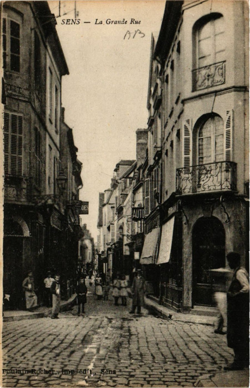 Carte postale ancienne Sens - La Grande Rue à Sens