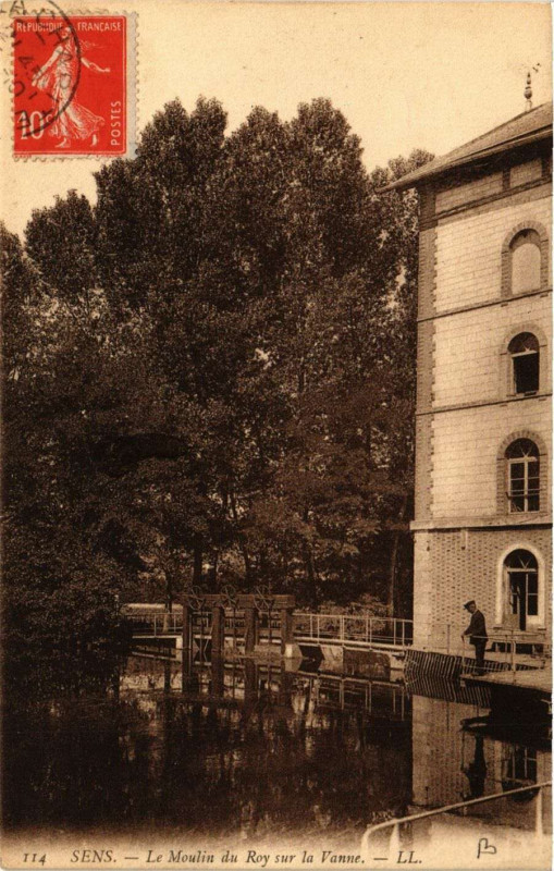 Carte postale ancienne Sens - Le Moulin du Roy sur la Vanne à Sens