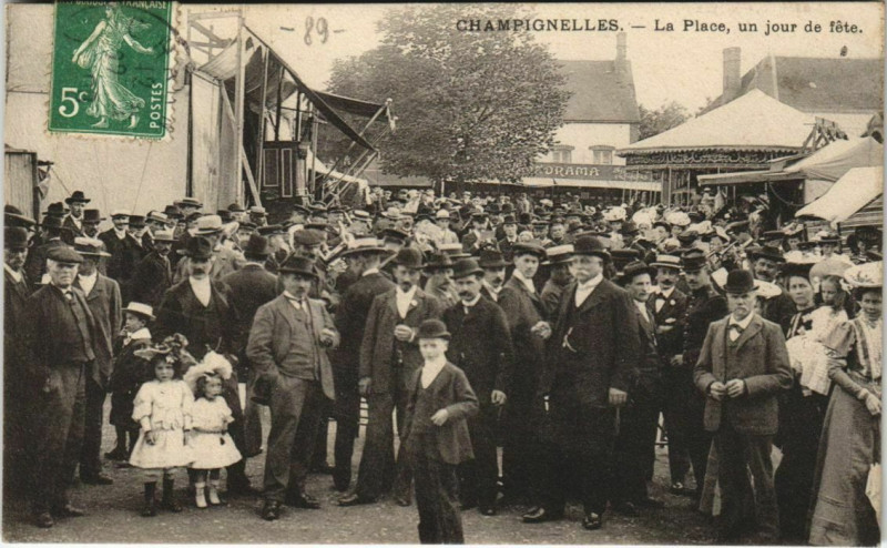 Carte postale ancienne Champignelles La Place n jour de fete à Champignelles