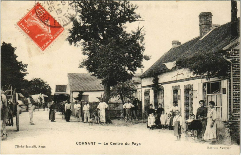 Carte postale ancienne Cornant Le Centre du Pays à Cornant