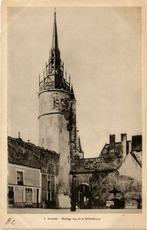 Carte postale ancienne Auxerre - Horloge vue de le Bibliothéque à Auxerre