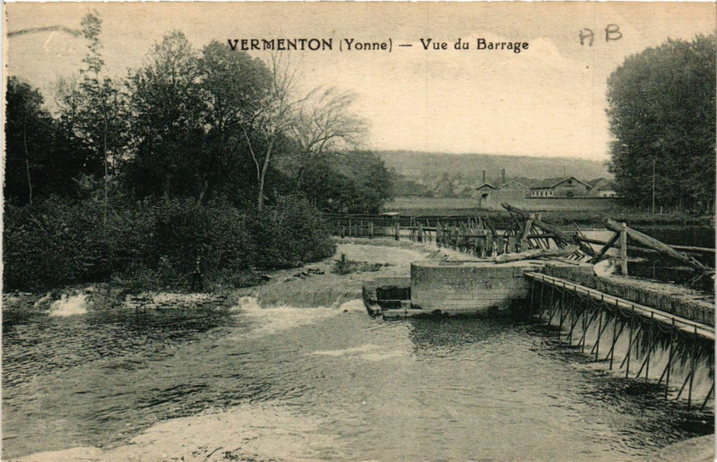 Carte postale ancienne Vermenton - Vue du Barrage à Vermenton